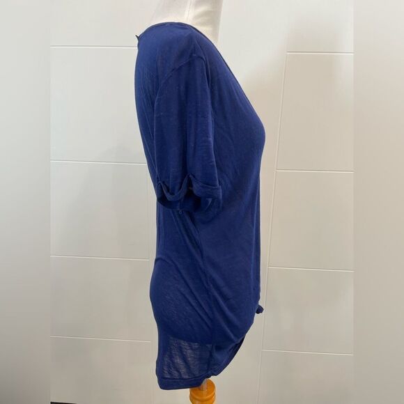 Blue v neck, slightly sheer, knot in front, small run in fabric. - Picture 3 of 6